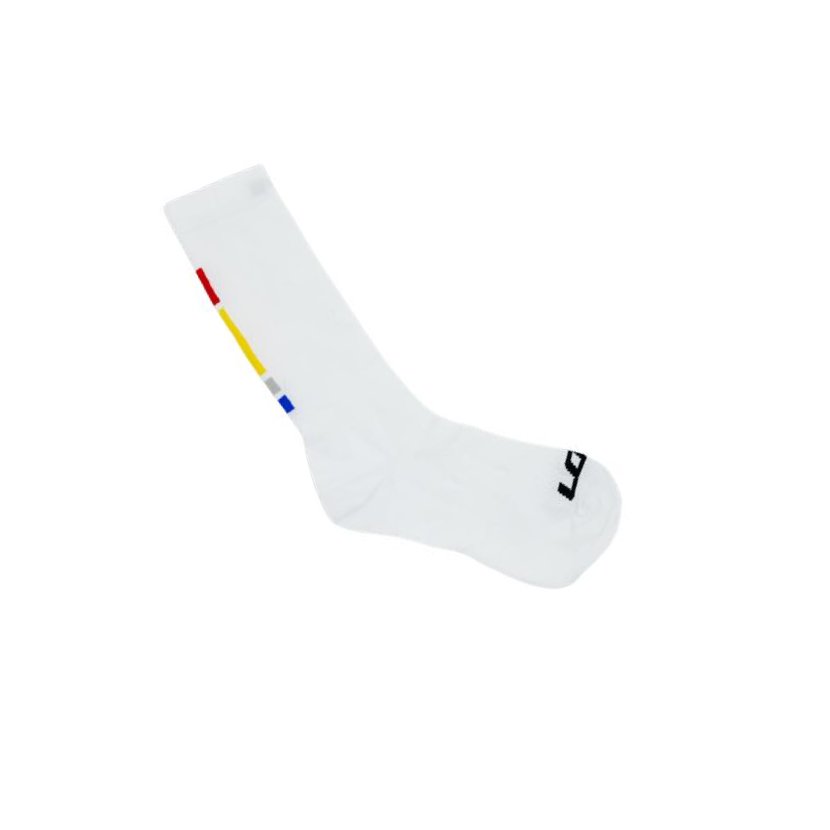 Socks-Elite-Proteam-White-V2 エリート プロチーム ソックスは、つま先付近に小さな黒いロゴがあり、足首の上部に赤・黄・青の3本の縦線が入った白いスポーツソックスです。.