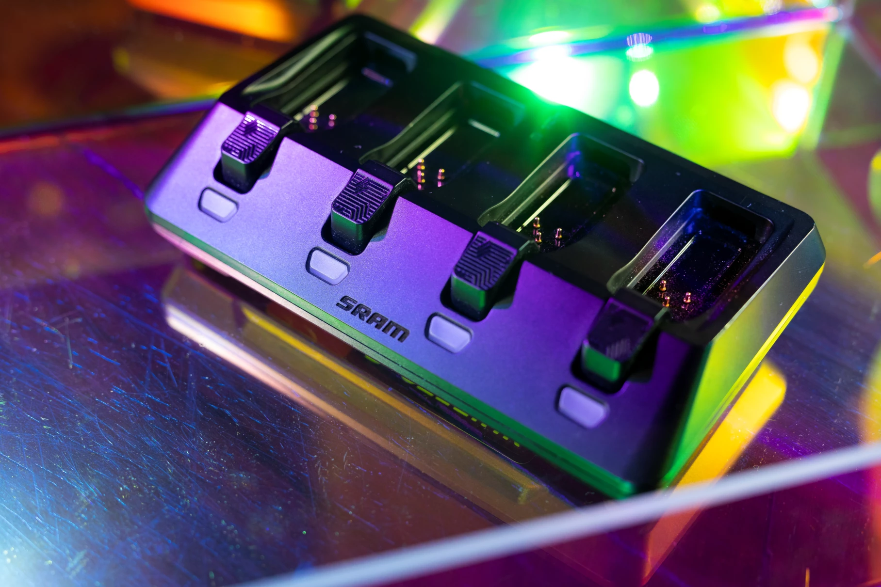 4スロット付きのSRAMバッテリー充電クレードル。.