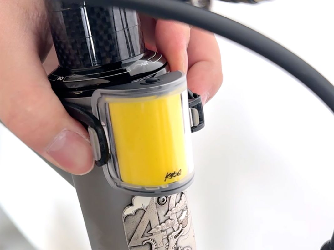 ライトをフレームに取り付けている写真