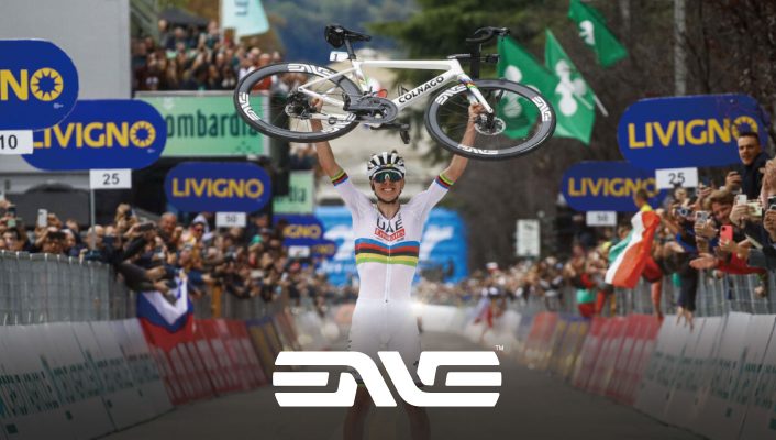 レースで自転車を掲げるサイクリストとENVEロゴの画像
