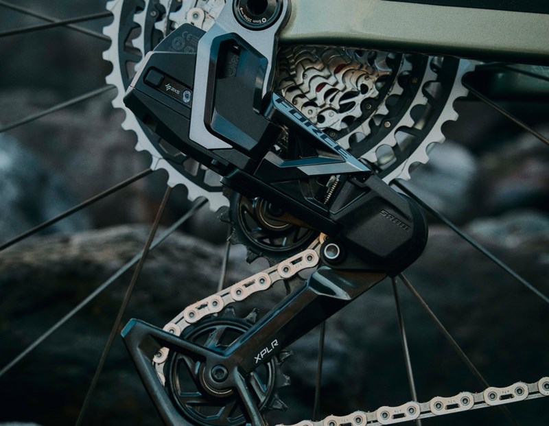 自転車に取り付けられたSRAM Force XPLR AXS電子式リアディレイラー。.