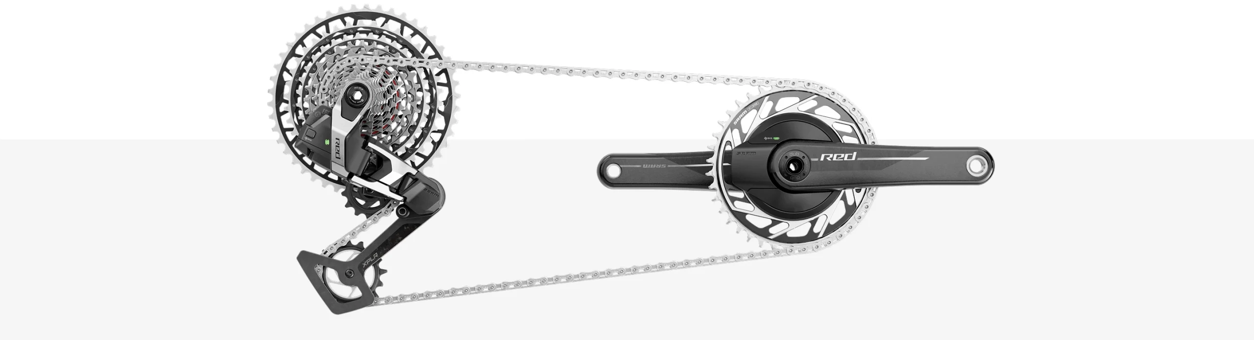 クランクセット、チェーン、カセット、リアディレイラーで構成されるSRAM Redの自転車用ドライブトレイン。.