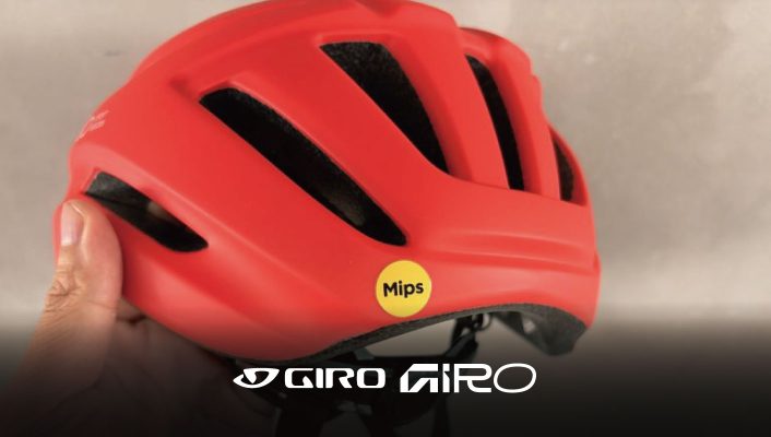 MIPS安全システムのロゴが入った、赤いジロのサイクリングヘルメット。.