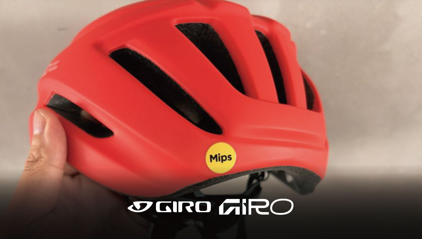 MIPS安全システムのロゴが入った、赤いジロのサイクリングヘルメット。.