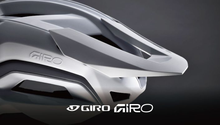 バイザーが長く伸びた、白いGiro製のマウンテンバイク用ヘルメットのクローズアップ写真。.