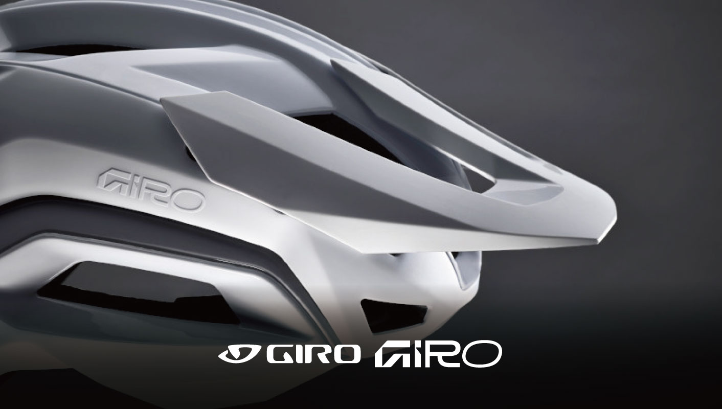 バイザーが長く伸びた、白いGiro製のマウンテンバイク用ヘルメットのクローズアップ写真。.
