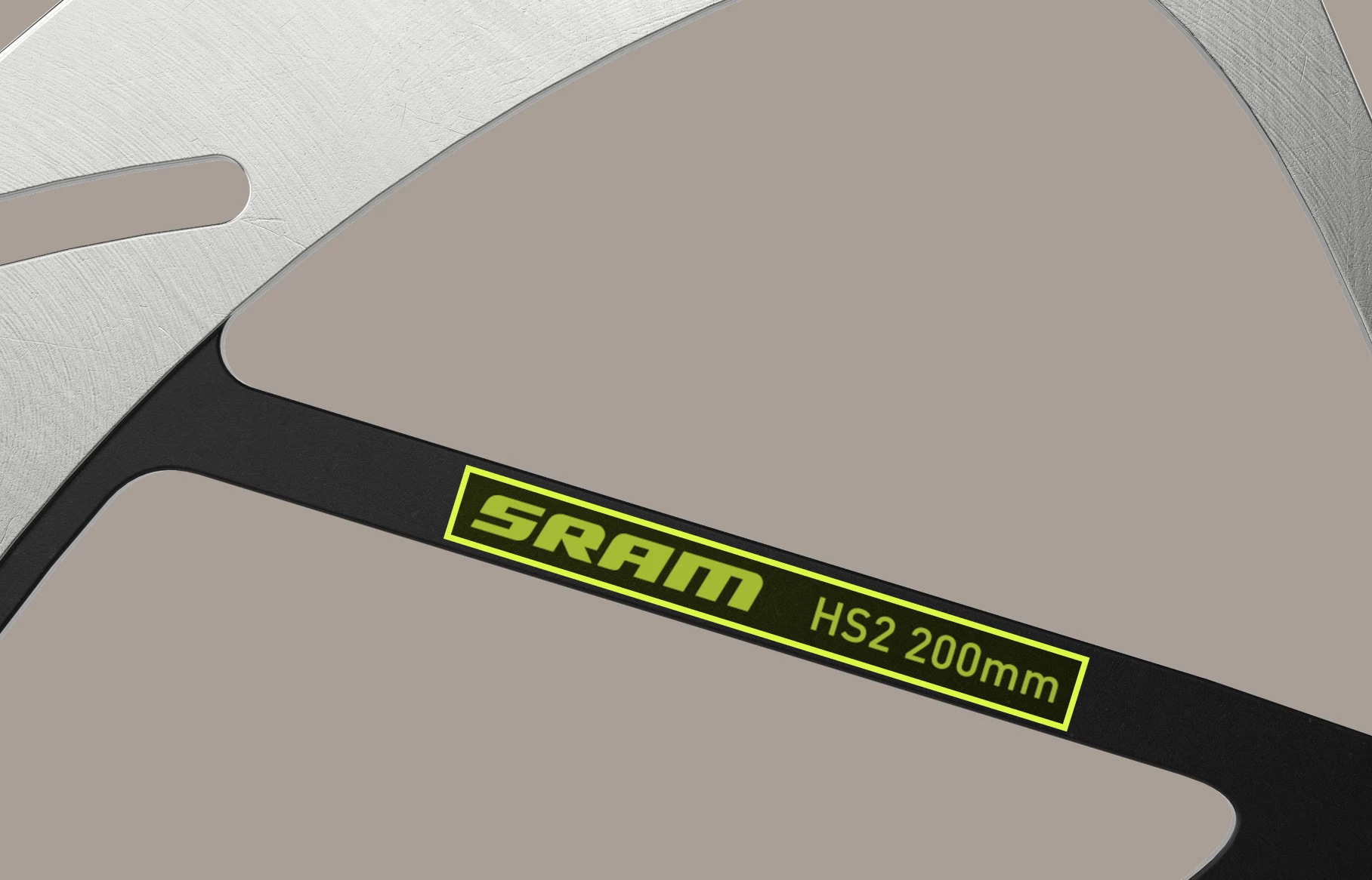 SRAM HS2 200mm自転車用ディスクブレーキローターのクローズアップ。.
