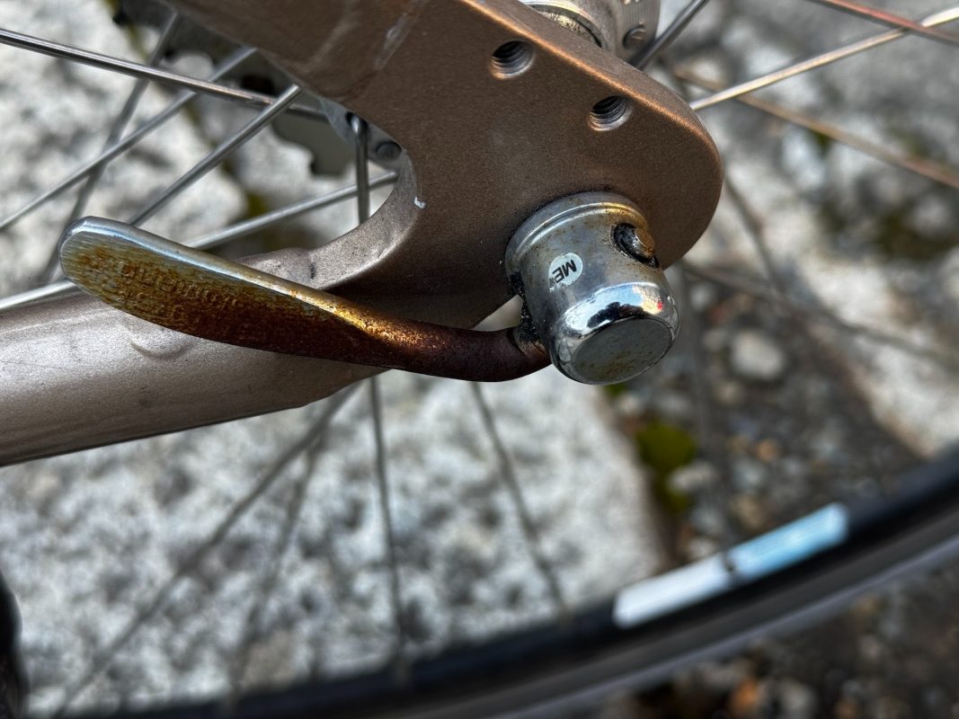 レバーが錆びた自転車のホイール用クイックリリーススキューワーのクローズアップ写真。.