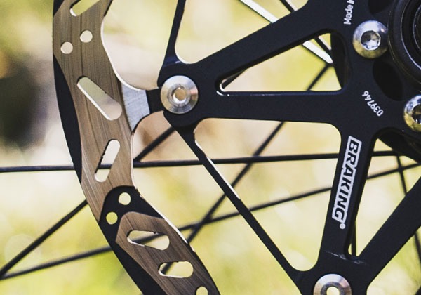 ブラックのBrakingブランド製センターマウントを備えた、自転車用ディスクブレーキローターのクローズアップ。.