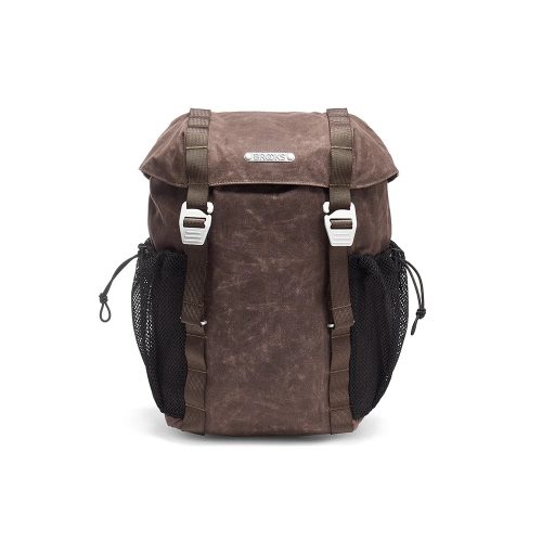 HALF HAUL PANNIER SEAL BROWNバッグ。ブラウンカラーで、上部にフラップ、前面に2つのバックル留め、側面にメッシュポケットが付いています。.