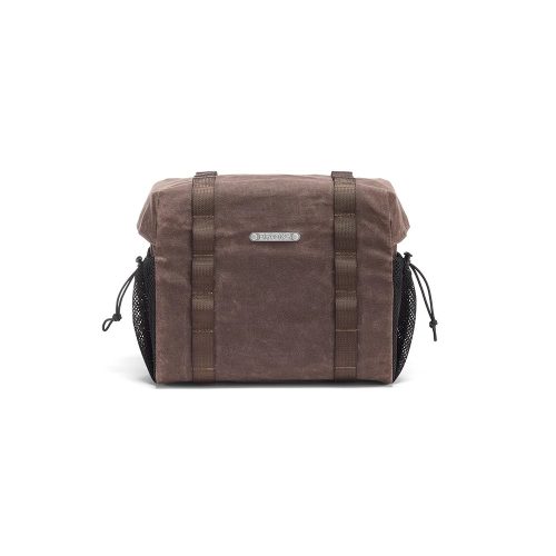 茶色のRAMBLER RAND BAG SEAL BROWNハンドルバーバッグ。縦方向のストラップが2本、側面にメッシュポケットが付き、前面には長方形の金属製ロゴプレートが付いています。.