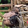 imgi_36_f8115ae508c0431e76d3b262dbb935df38870058_Travelling_Bags_Haul_Half_Haul_All_wander_no_wobble 自転車の後部に装着された、サイドにメッシュポケット付きのHALF HAUL PANNIER SEAL BROWNバッグ。.