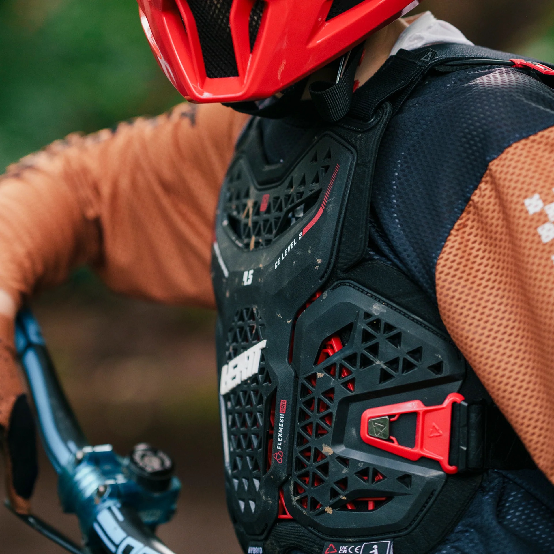 胸部プロテクターを装着したサイクリストの胸元のクローズアップ画像