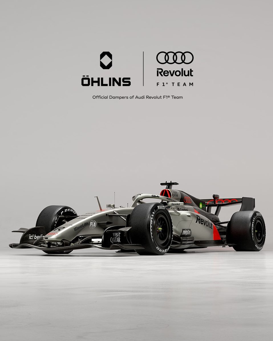 シルバー、ブラック、レッドのカラーリングを施したアウディのF1レーシングカー。オーリンズおよびアウディ・レヴォルートF1チームのロゴが入っています。.
