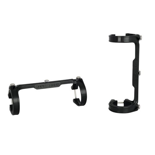 ケーン・クリークのブランドロゴをあしらった、グラベル・サスペンション用インバート・カーゴ・マウント・ボックスド・ブラケット2個（ブラック）。.