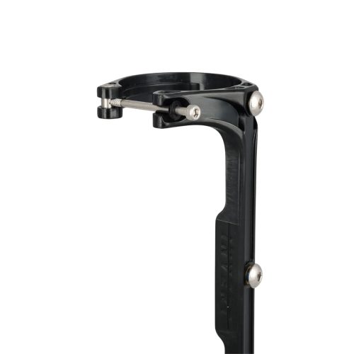 INVERT CARGO MOUNT BOXEDは、円形のクランプとアームを備えたブラックのプラスチックとメタルのアクセサリーで、自転車のフレームやハンドルバーにしっかりと取り付けられるように設計されており、多目的なカーゴ・マウントが可能。.
