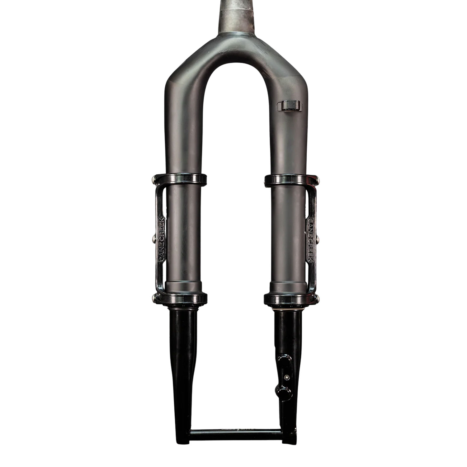 インバート・グラベルサスペンション用カーゴマウントとして設計された、2本の円筒形スタンチョンとストレートステアラーチューブを持つメタル製サスペンションフォーク、インバート・カーゴマウント・ボックスのフロントビュー。.