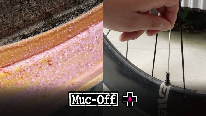ピンク色のチューブレスシーラントの残留物が付着した自転車のタイヤリムと、バルブステムに工具を差し込んでいる手との分割画面。.