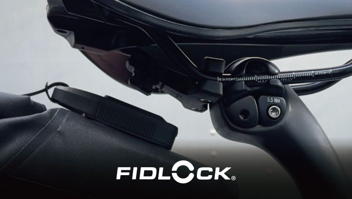 自転車のサドルのレールに取り付けられた、Fidlock製の自転車用サドルバッグマウントのクローズアップ写真。.