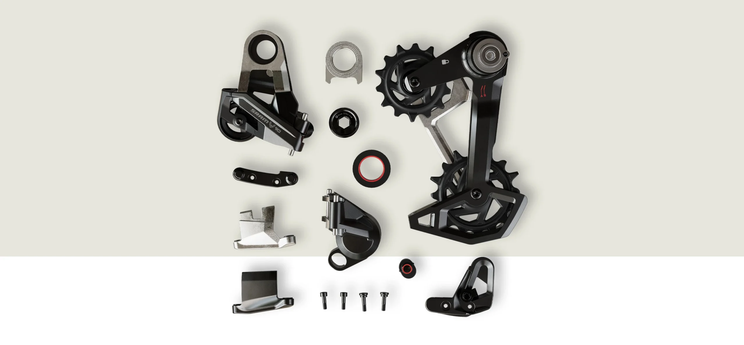 明るい背景の上に並べられた、SRAM製自転車用リアディレイラーの分解部品。.