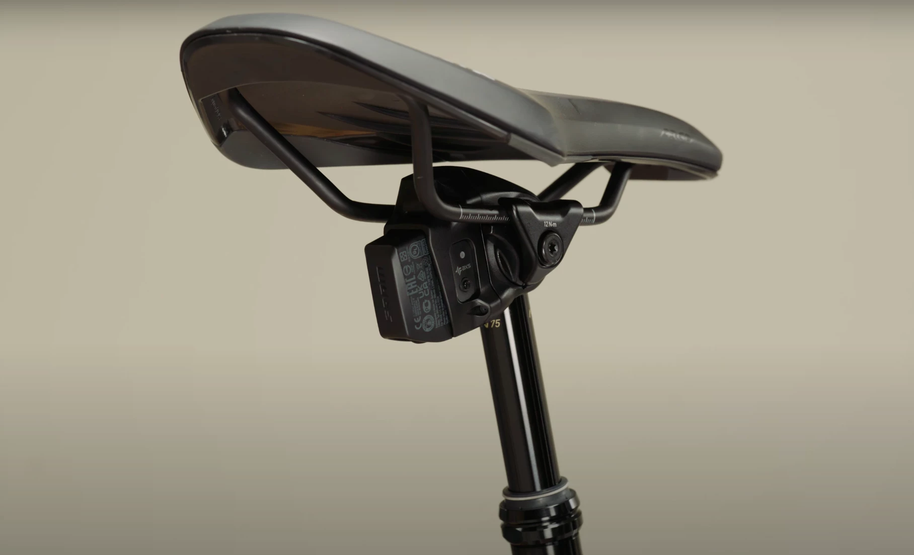 自転車のサドルの下側に取り付けられた、SRAM製のワイヤレスコンポーネント用バッテリー。.