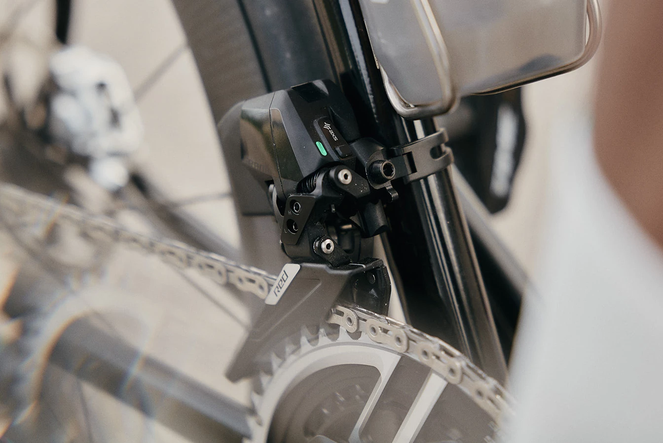自転車のフレームに取り付けられたSRAM Red AXS電子式フロントディレイラーのクローズアップ。.