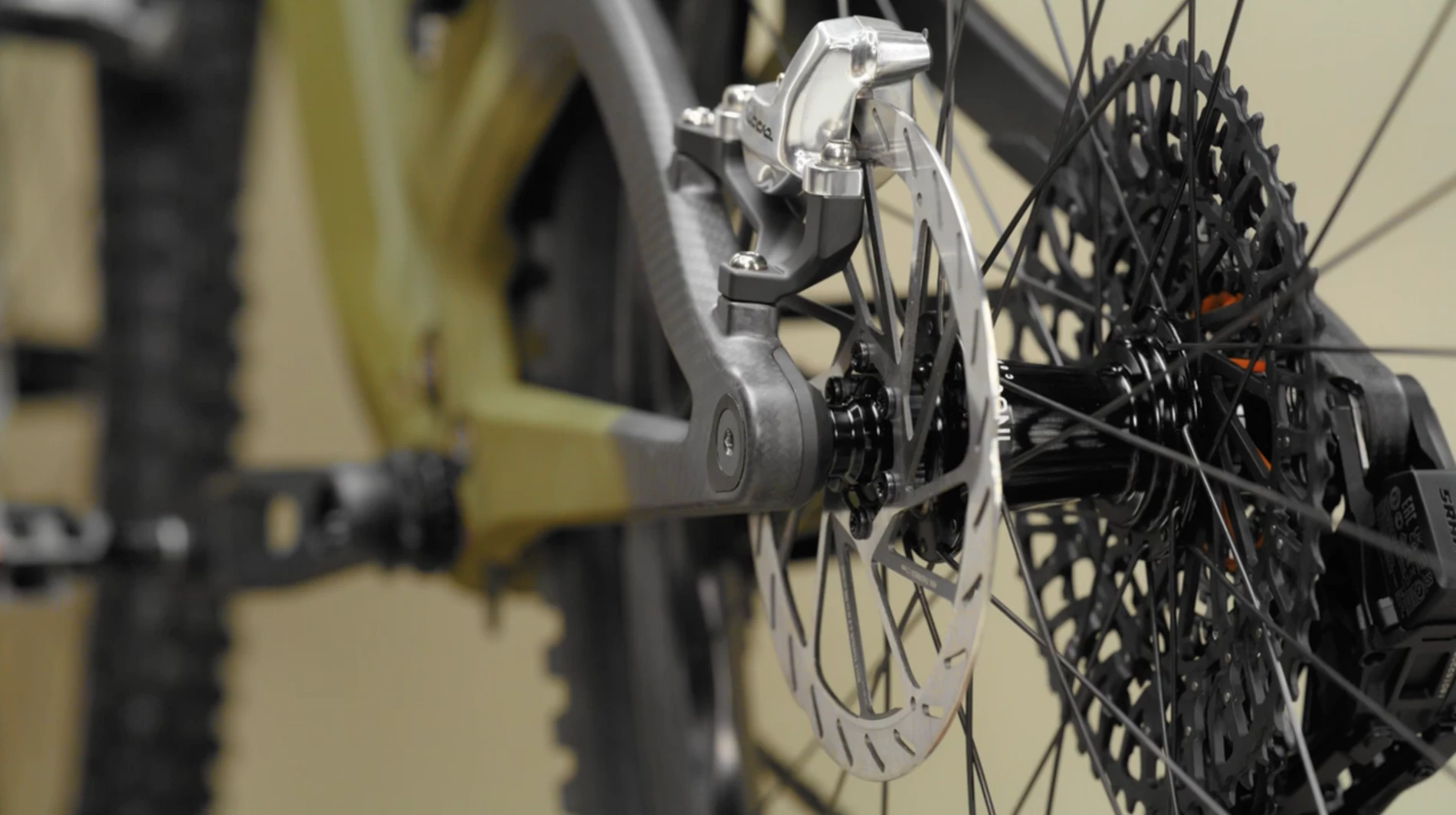 マウンテンバイクのリアディスクブレーキとカセットのクローズアップ。.