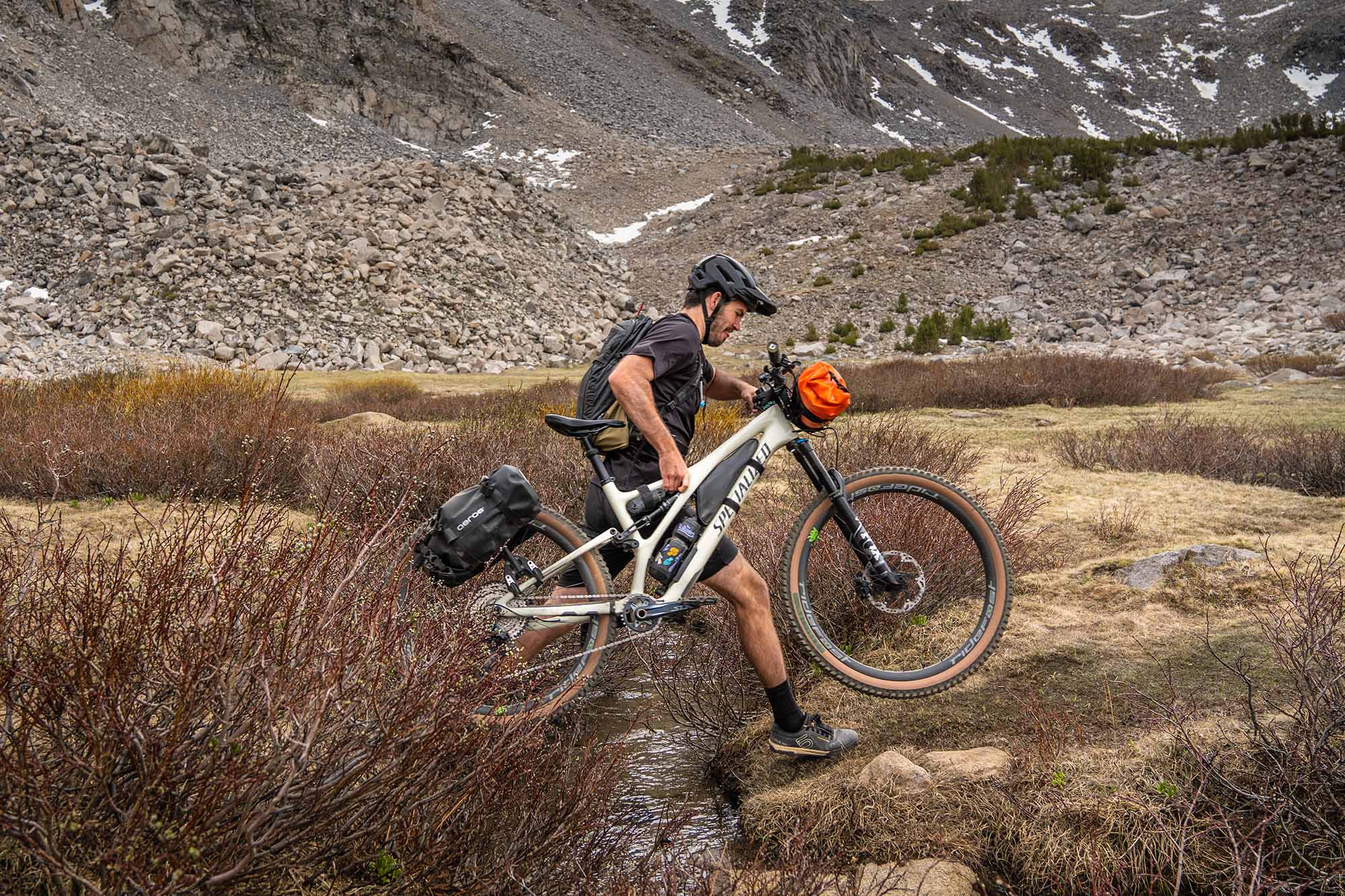 spider-rack-cradles-orange-bags_2000x