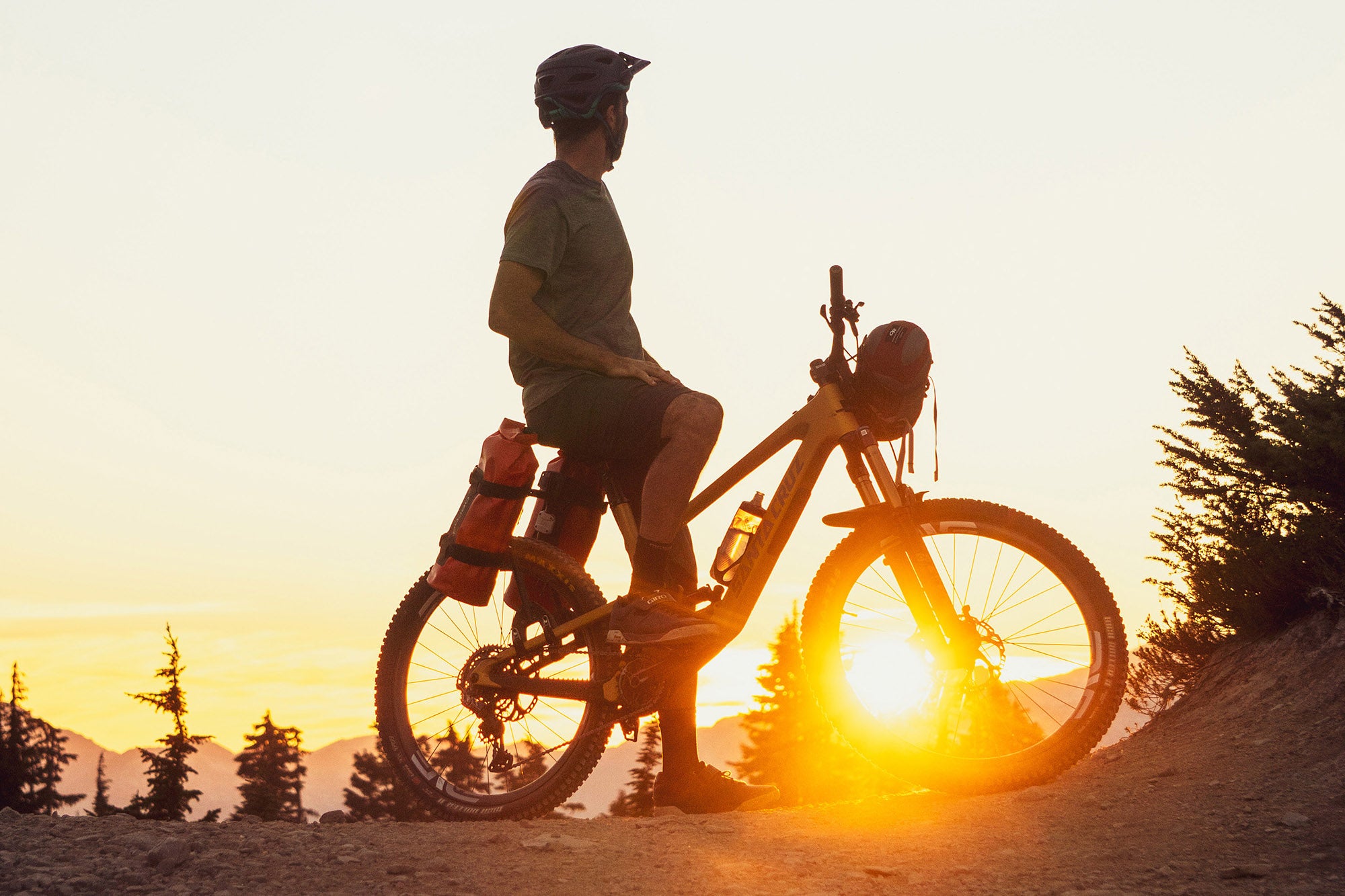 spider_rear_rack_lifestyle_bikepacking_2000x