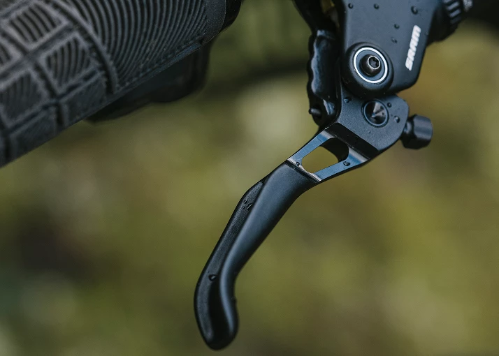 黒いSRAM製の自転車用ブレーキレバーとハンドルグリップのクローズアップ。.