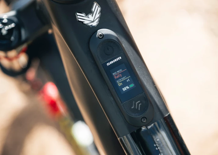フレームのトップチューブに組み込まれたSRAM製電動自転車用ディスプレイには、Rallyライドモード、オートシフトが有効、バッテリー残量98％が表示されている。.