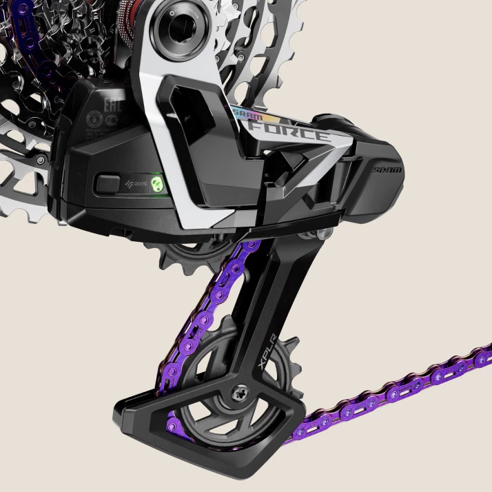 SRAM Force XPLR リアディレイラーと、紫色の自転車用チェーン。.