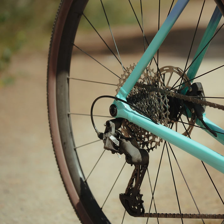自転車の後輪、カセット、ディレイラーのクローズアップ。.