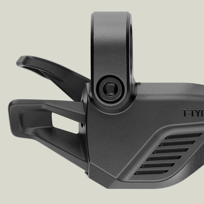 T-TYPEのロゴが入った、黒色の自転車用トリガーシフター。.