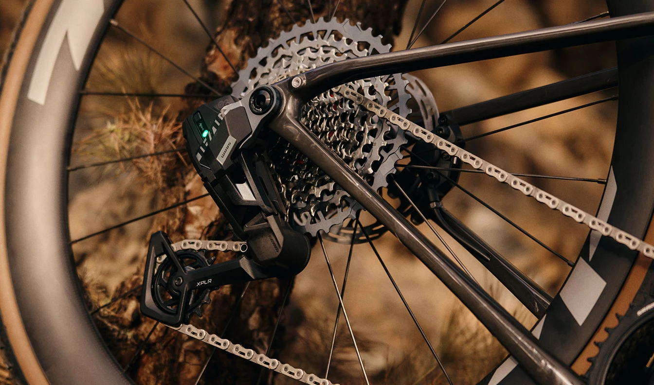 チェーンが通った自転車のリアディレイラーとマルチギアカセットのクローズアップ。.