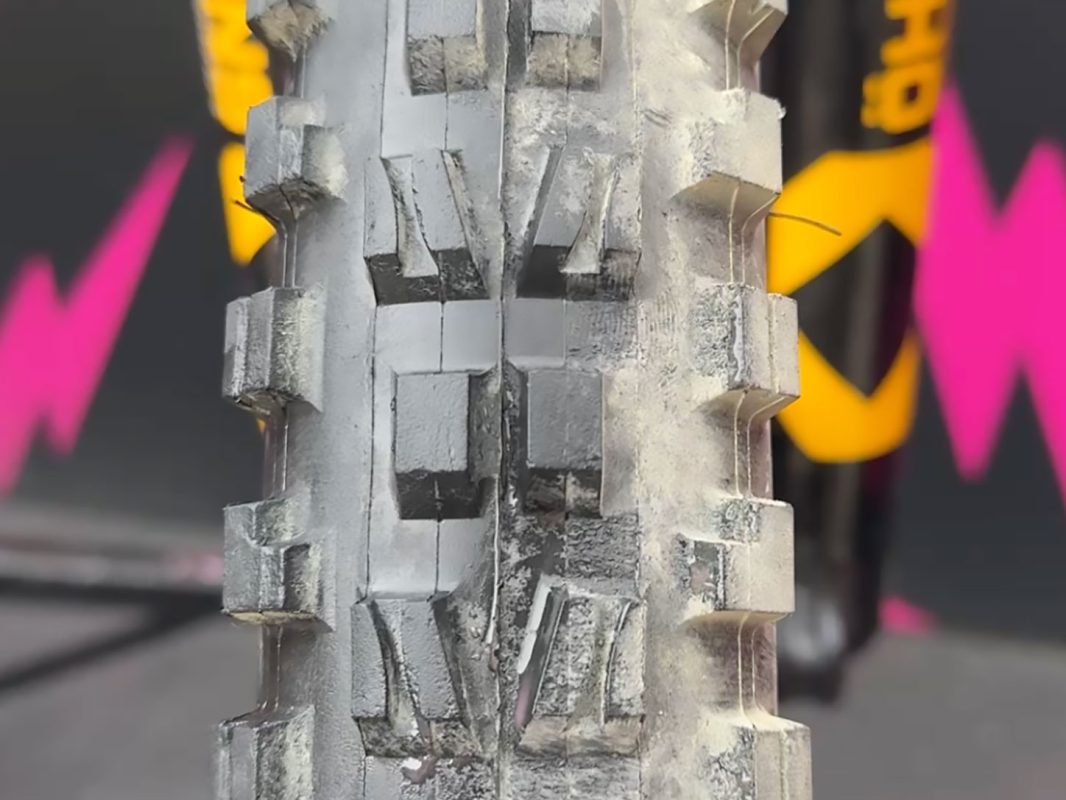 深く、ブロック状のトレッドパターンが刻まれた自転車のタイヤのクローズアップ。.
