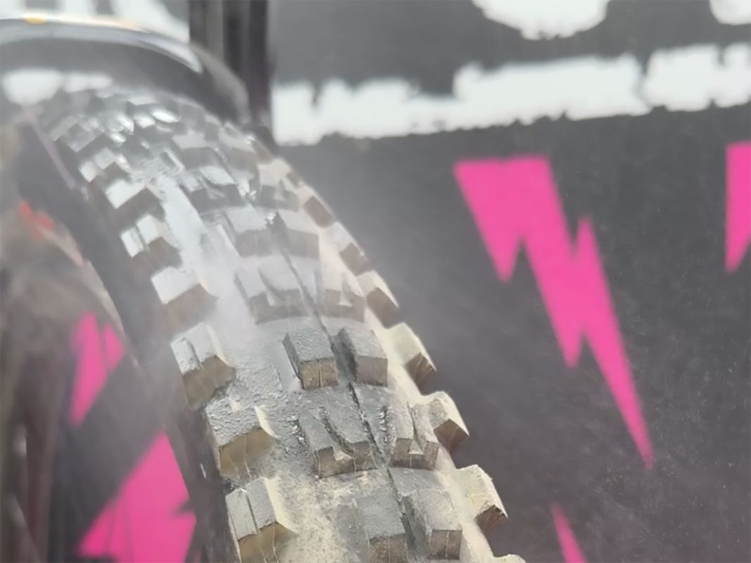 ゴツゴツしたマウンテンバイクのタイヤのクローズアップ。.