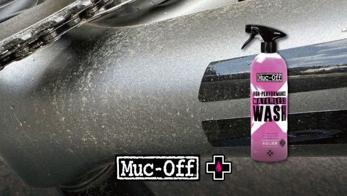 汚れの付着した自転車フレームのアップと、ムックオフの高性能水なしウォッシュのボトル、そしてムックオフのロゴ。.