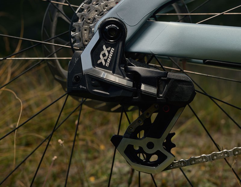 自転車のフレームに取り付けられたSRAM XXリアディレイラーのクローズアップ写真。.