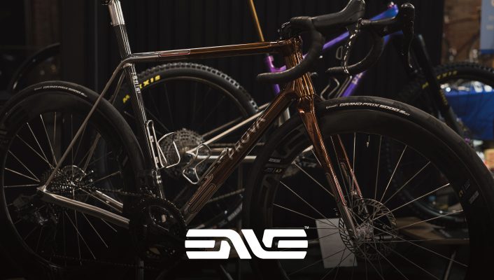 銅色のフレームにENVEのロゴが施されたロードバイクProva。.