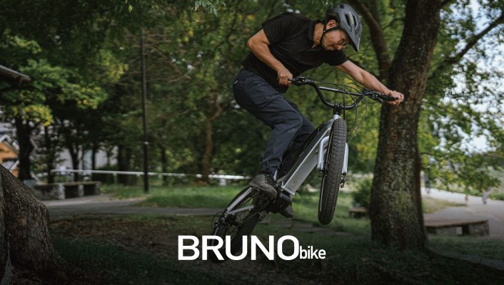 ヘルメットをかぶったサイクリストが電動自転車でジャンプを披露しており、画面下部にはBRUNO bikeという文字が表示されている。.